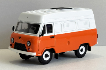 УАЗ-3741 фургон высокая крыша, зеркала, белый/оранжевый, пластик покр (1/43)
