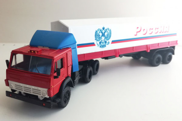 Камский 54112 тягач со спойлером с п/пр ОДАЗ-9370 с тентом 'Россия', красный/белый (1/43)