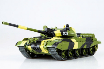 Танк Т-62М, зеленый камуфляж, на подставке (1/43)
